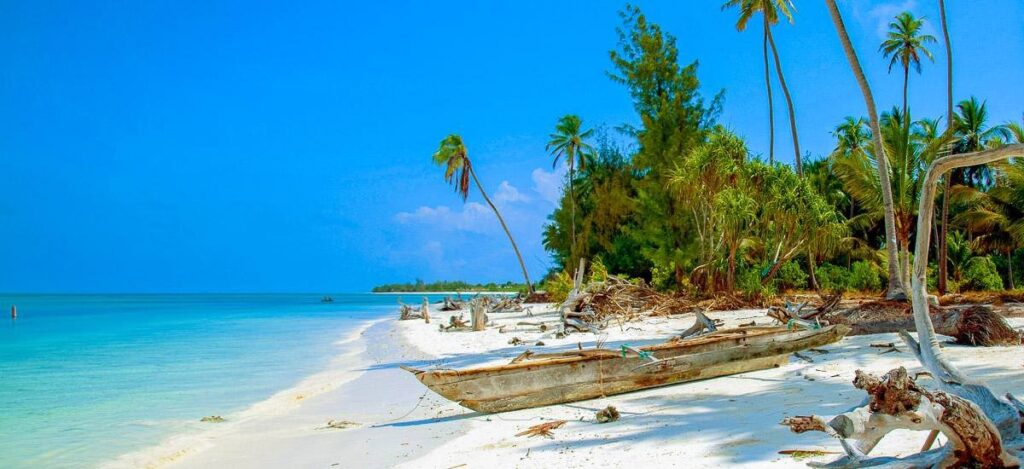 Alte Dhau am Strand an der Ostküste Sansibars