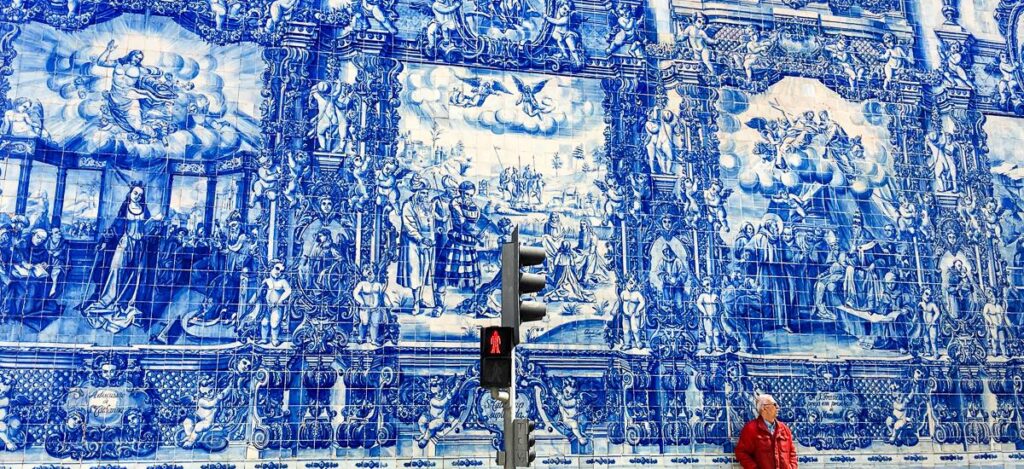 Kunstvolle Azulejos in Porto