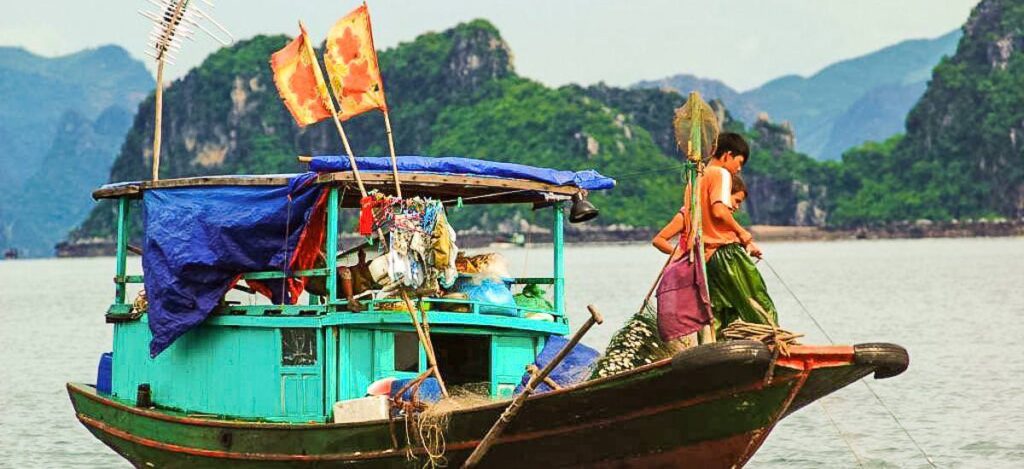 Fischerboot in der Halong-Bucht