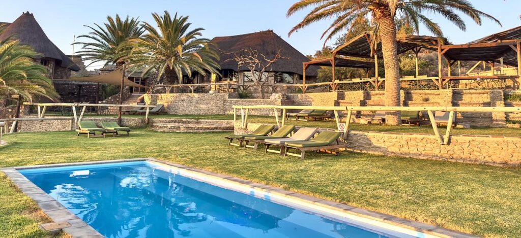 Onjala Lodge, Blick auf den Pool
