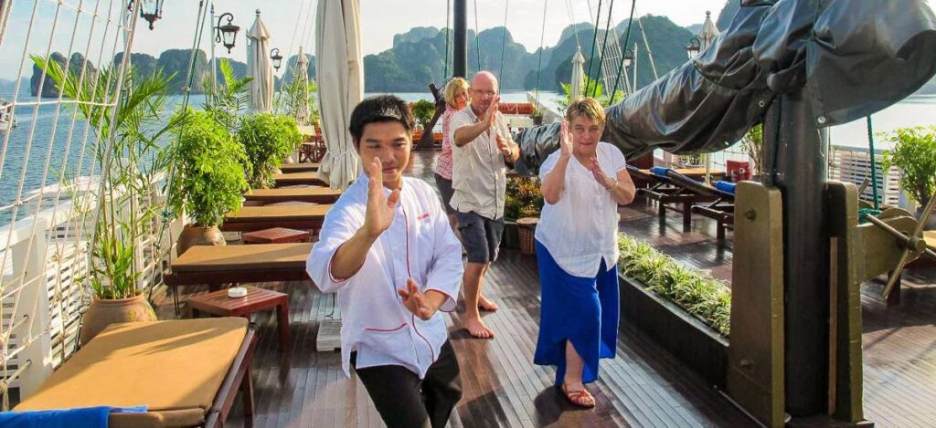 Tai Chi als Frühsport an Deck