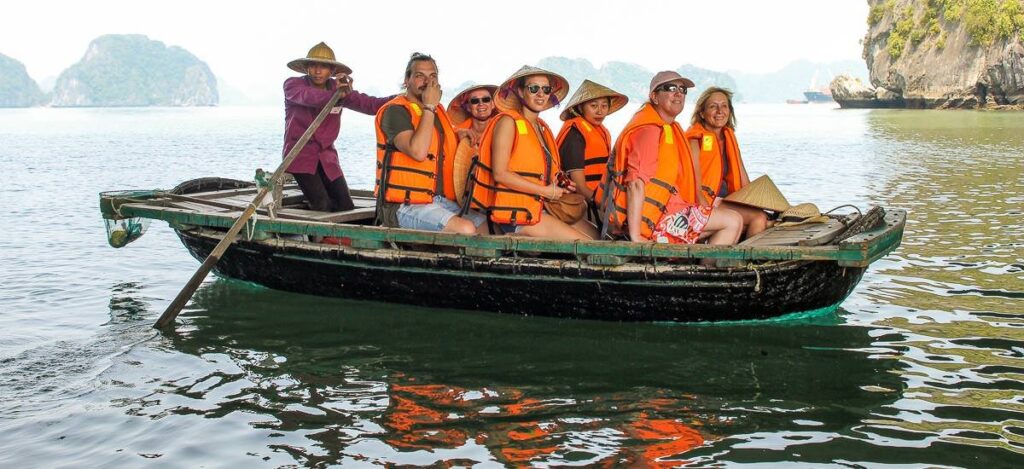 Bootsfahrt durch die Kalksteintunnel der Halong Bucht