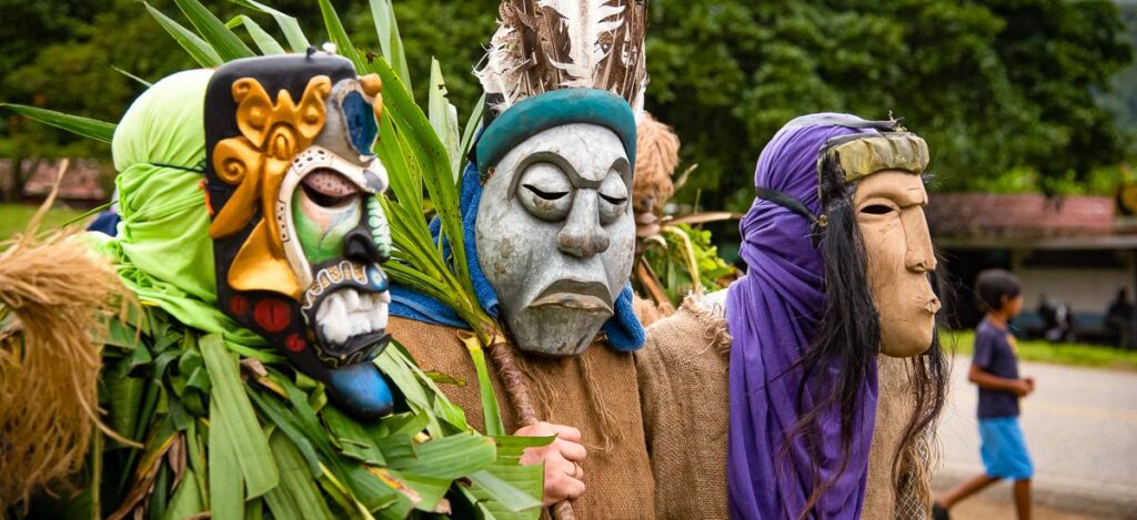 Maskentanz der Indigenen