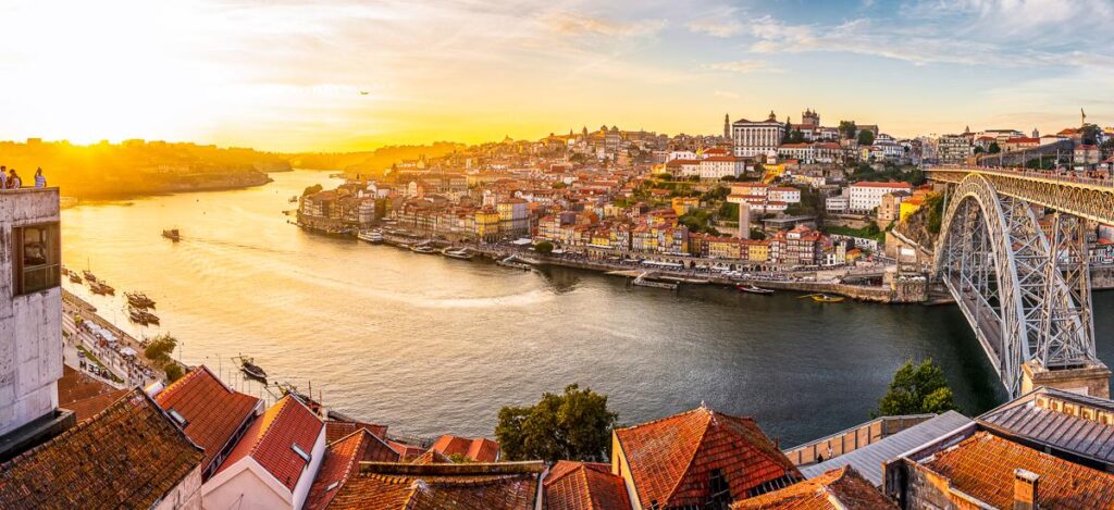 Porto mit der Brücke über den Douro