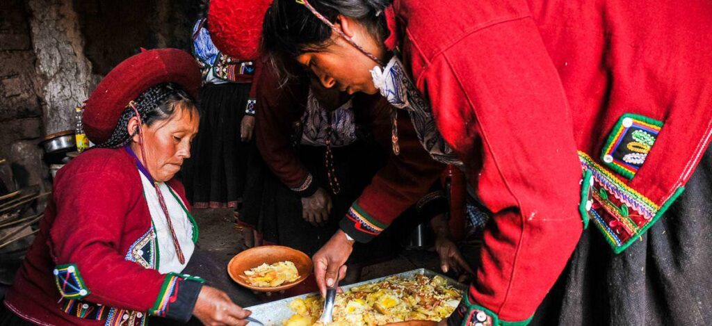 Inkafrauen kochen Pachamanca