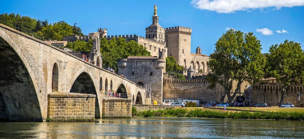 Brücke und Papstpalast in Avignon