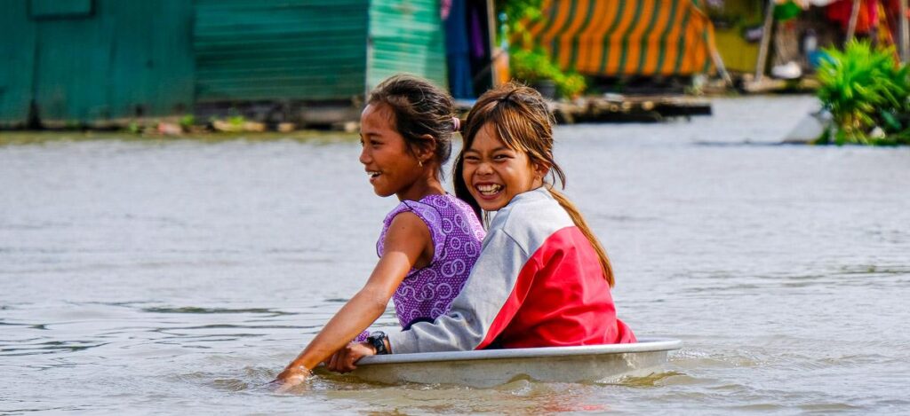 "Wir gehen schnell unsere Nachbarn besuchen" - am Tonle Sap See