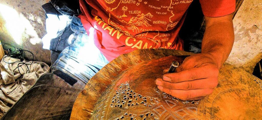 Metallhandwerker arbeitet an einer Verzierung