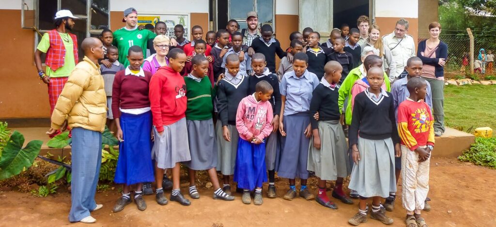 Gruppenbild mit Mwema Kids