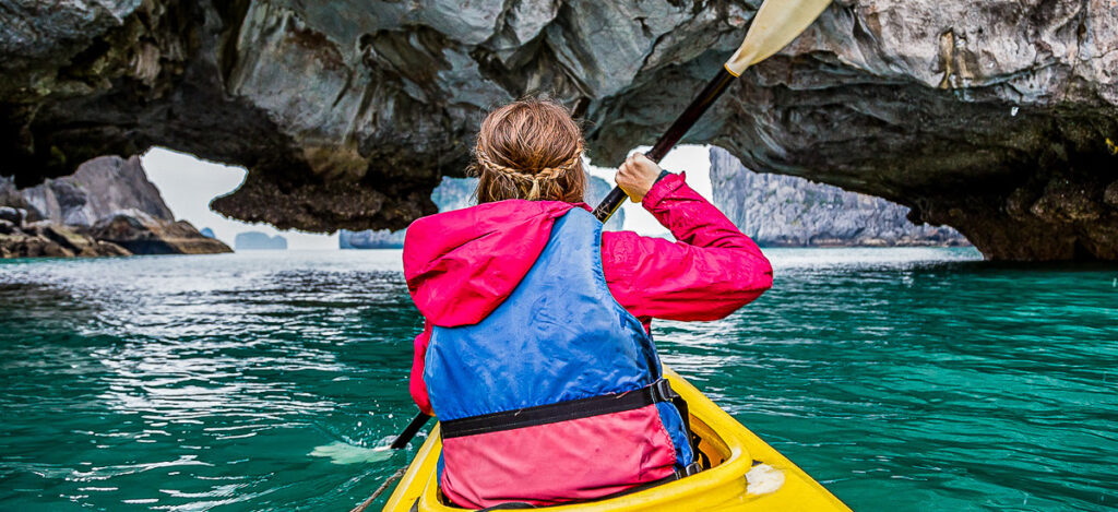 Kayak fahrt in der Halong Bay