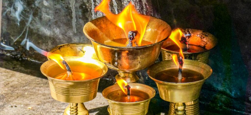 Flammenlicht im Tempel