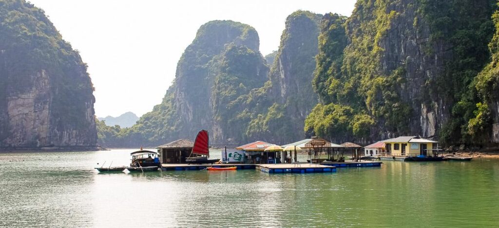 Schwimmendes Dorf in der Halong-Bucht