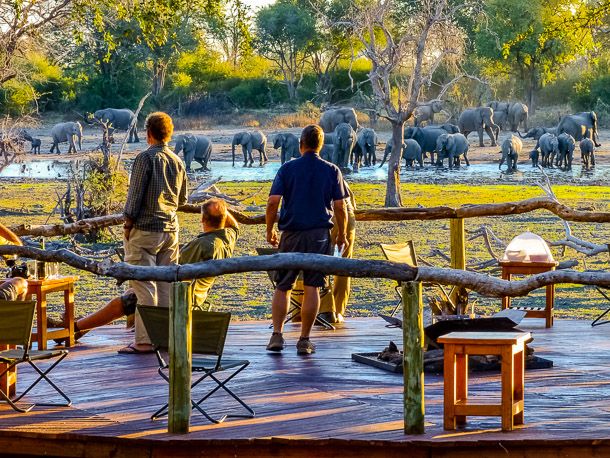Aussichtsplattform der Gomoti River Lodge