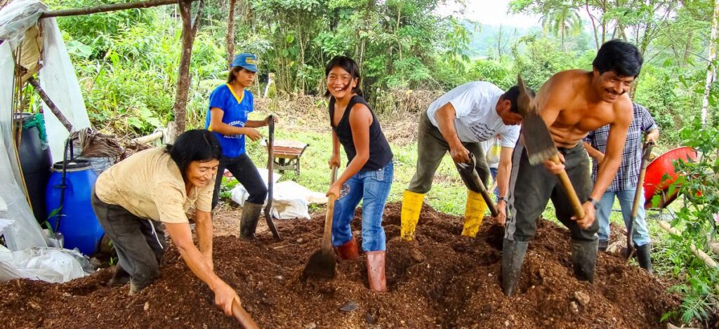 Gemeinschaftliches Arbeiten im Regenwaldprojekt Las Cascadas
