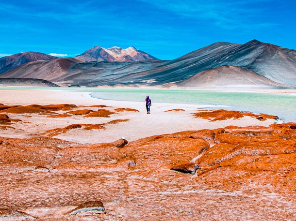 Frau am Salzsee in der Atacama W?ste