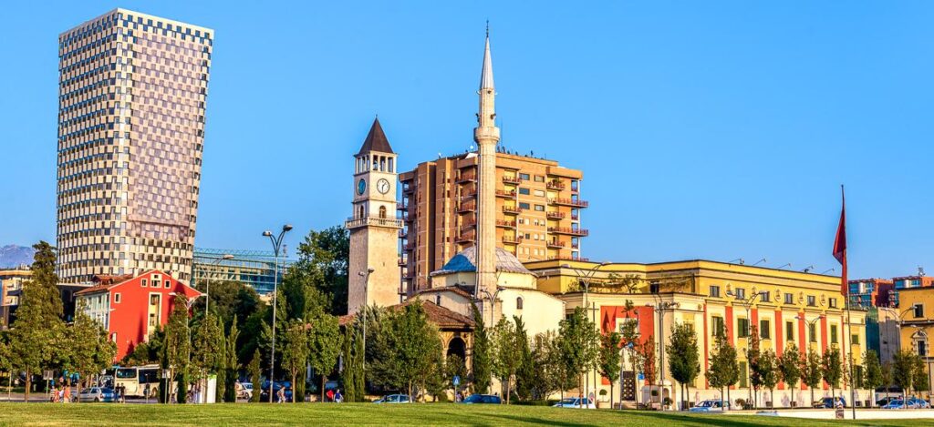 Skanderbeg-Platz in Tirana mit Oper, Moschee und Nationalbibliothek