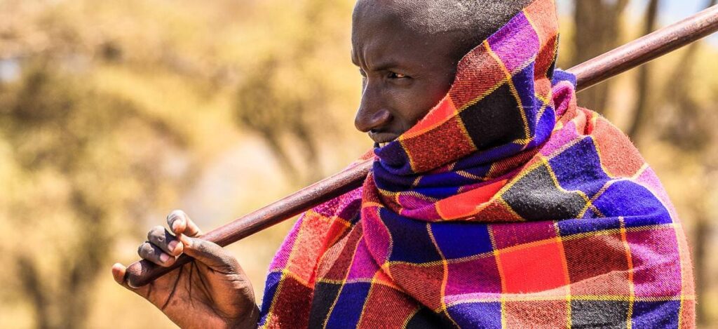 Massai mit wärmendem Umhang
