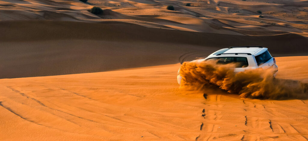 Gelaendewagen in der Sahara Wueste