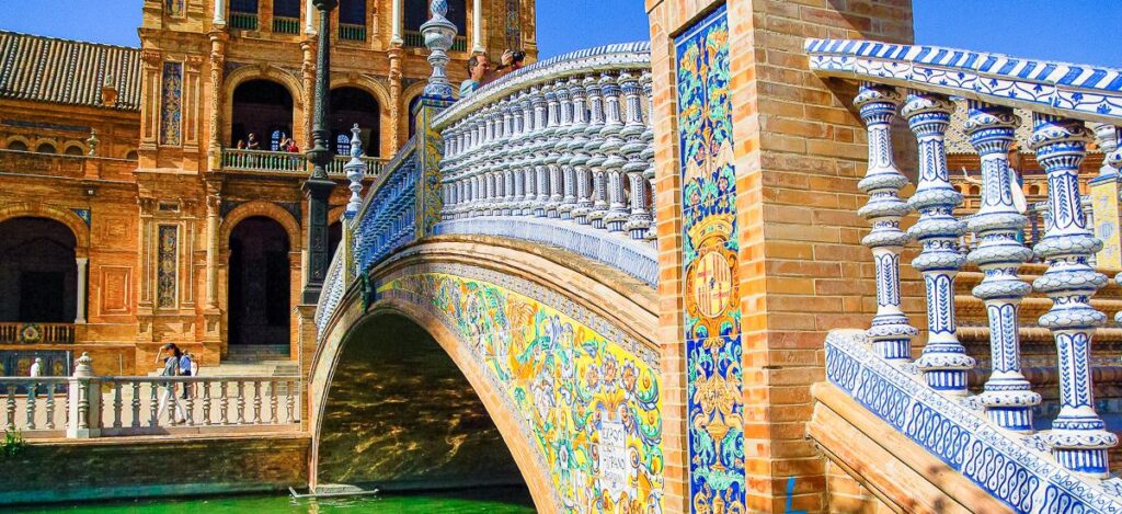 Brücke an der Plaza de Espana in Sevilla