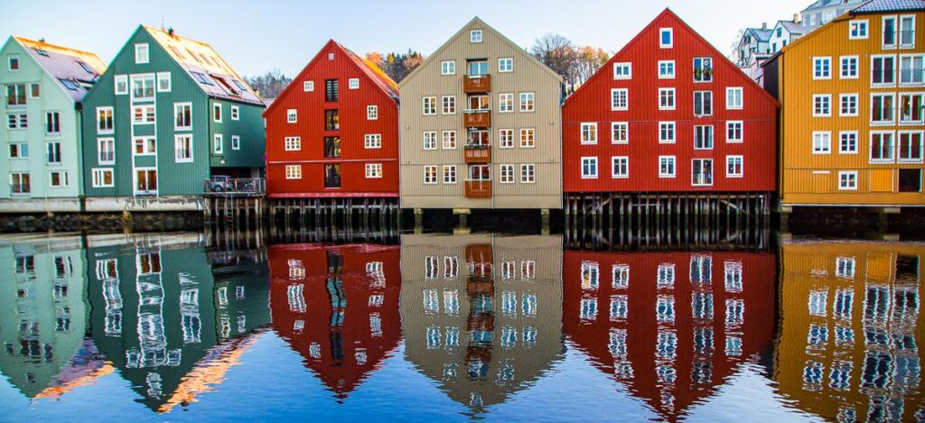 Häuserzeile an der Nidelva in Trondheim