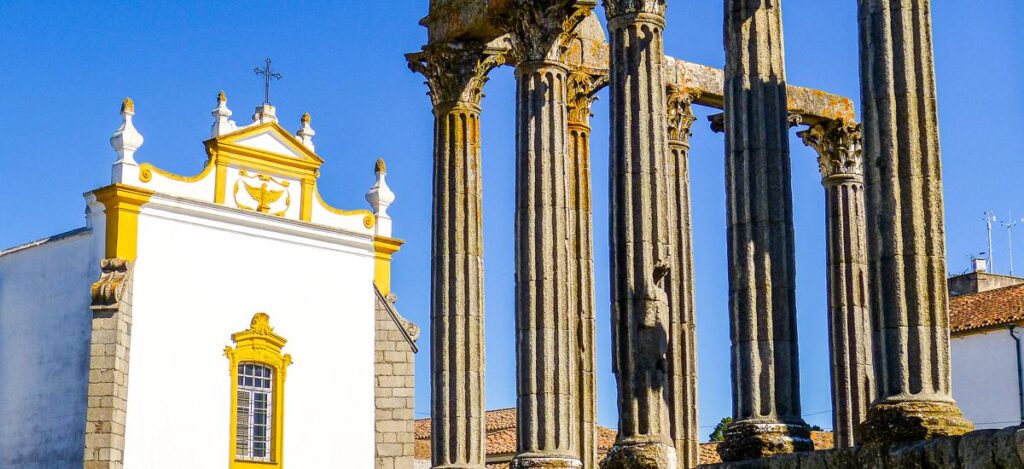 Römischer Tempel und Kathedrale von Evora