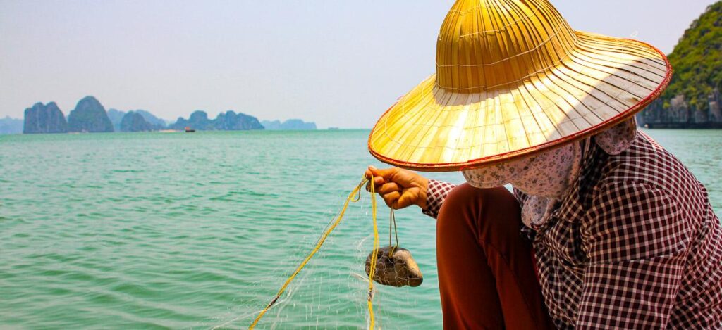 Fischerin in der Halong-Bucht