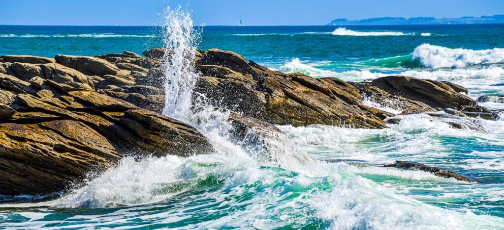 Felsige K?ste vor der Bretagne