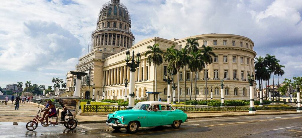 Oldtimer am Kapitol in Havanna