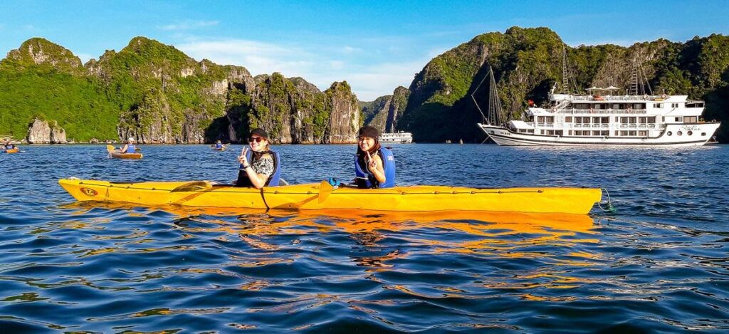 Kajakfahren in der Halong Bucht
