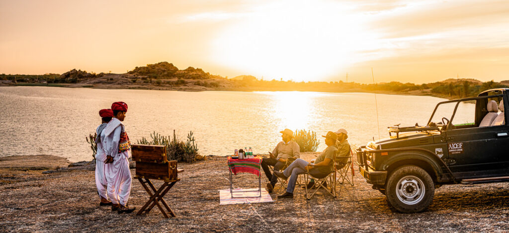 Gemeinsames Abendessen bei Sonnenuntergang