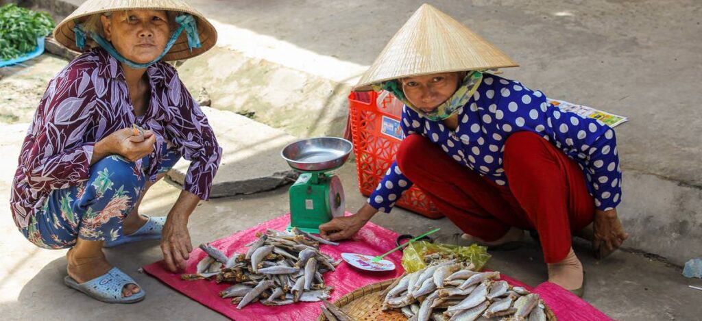 Frauen verkaufen Fisch auf dem Markt