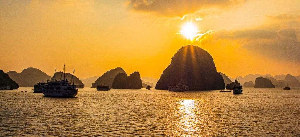 Sonnenuntergang in der Halong-Bucht