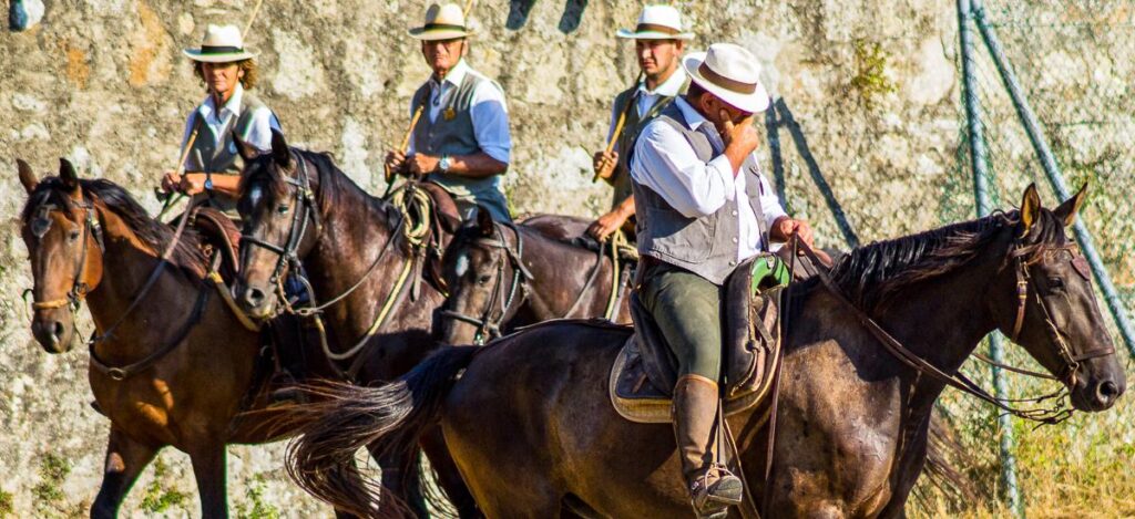 Cowboys der Toskana auf Maremma-Pferden