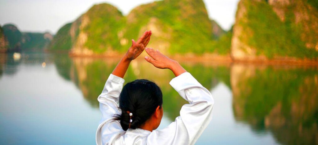 Tai-Chi-Stunde an Deck