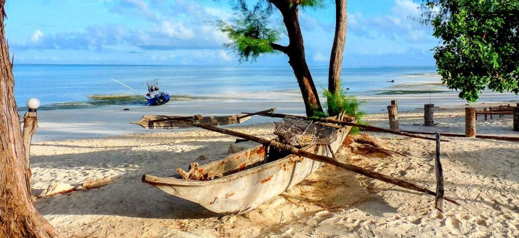 Boote am Strand von Sansibar