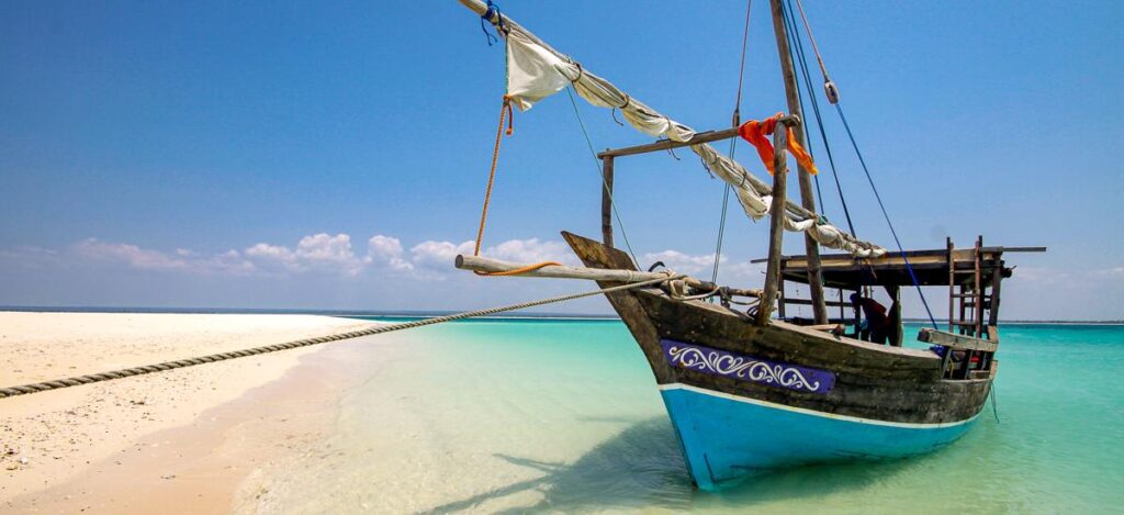 Traditionelles Schiff am Strand