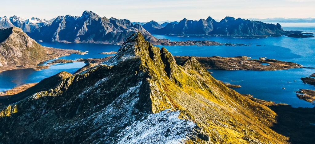 Schroffe Felstürme auf der Insel Senja