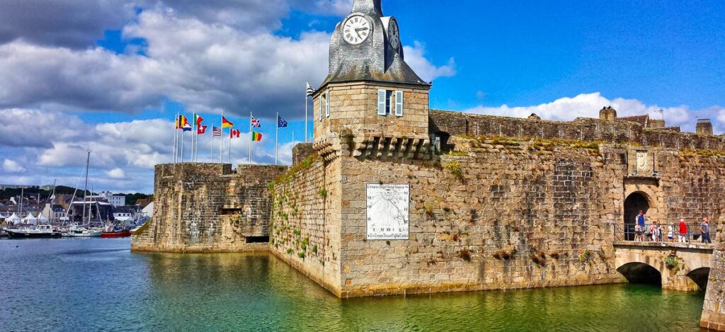 Stadtmauer mit Uhrenturm in Concarneau