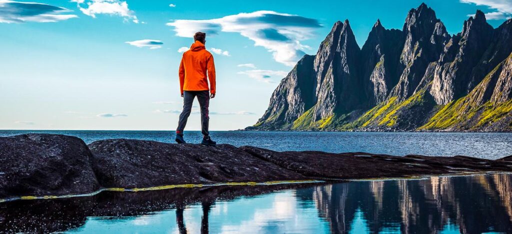 Wanderer vor dem Oksen-Gebirgsmassiv auf Senja