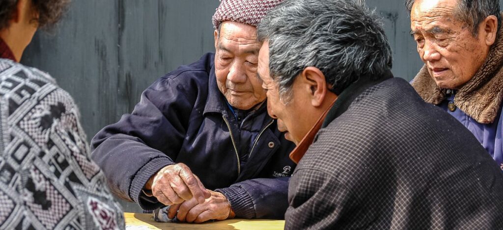 Alte Männer beim Brettspiel