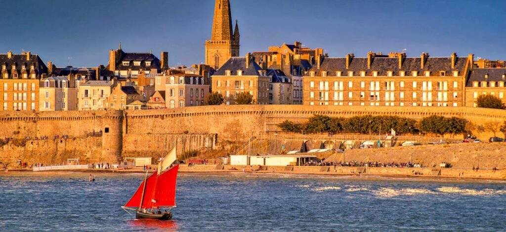 Segelboot vor der Stadtmauer Saint-Malo
