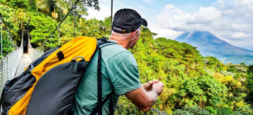 Blick über die Baumwipfel auf den Vulkan Arenal